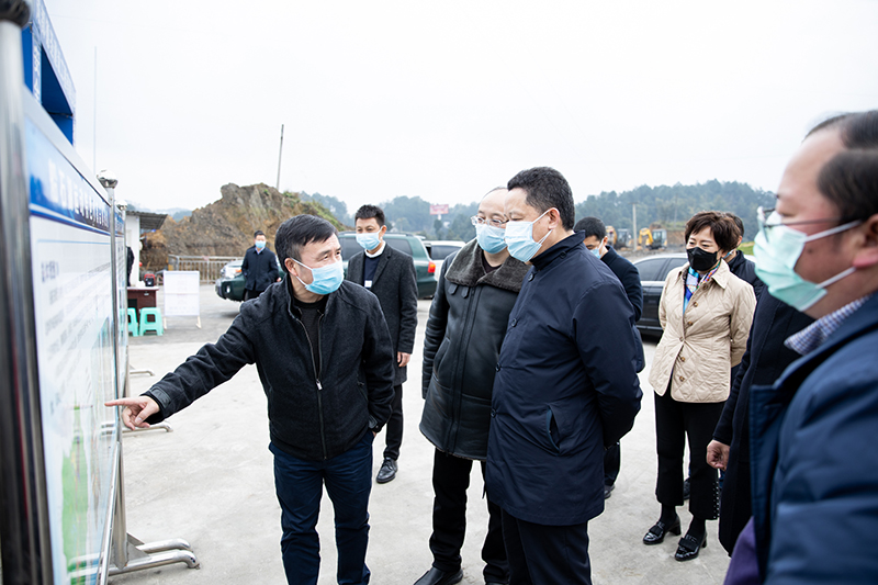 副省長楊興平調(diào)研川威集團連界足球競訓(xùn)基地并指導(dǎo)防疫工作(圖2)