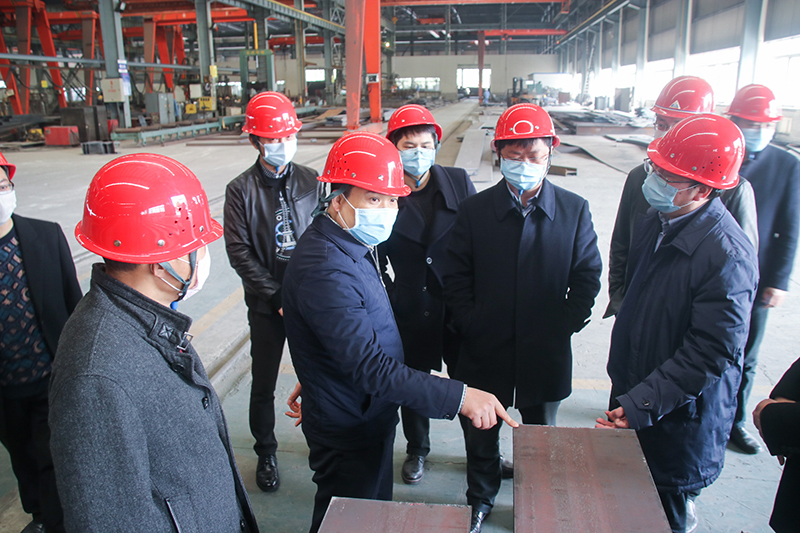 省經(jīng)信廳冶金建材處處長(zhǎng)覃有軍蒞臨川威集團(tuán)成都龍泉生產(chǎn)制造基地考察調(diào)研(圖2)