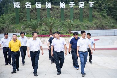 四川省旅游投資集團領(lǐng)導蒞臨川威集團考察國家南方·連界足球競訓基地