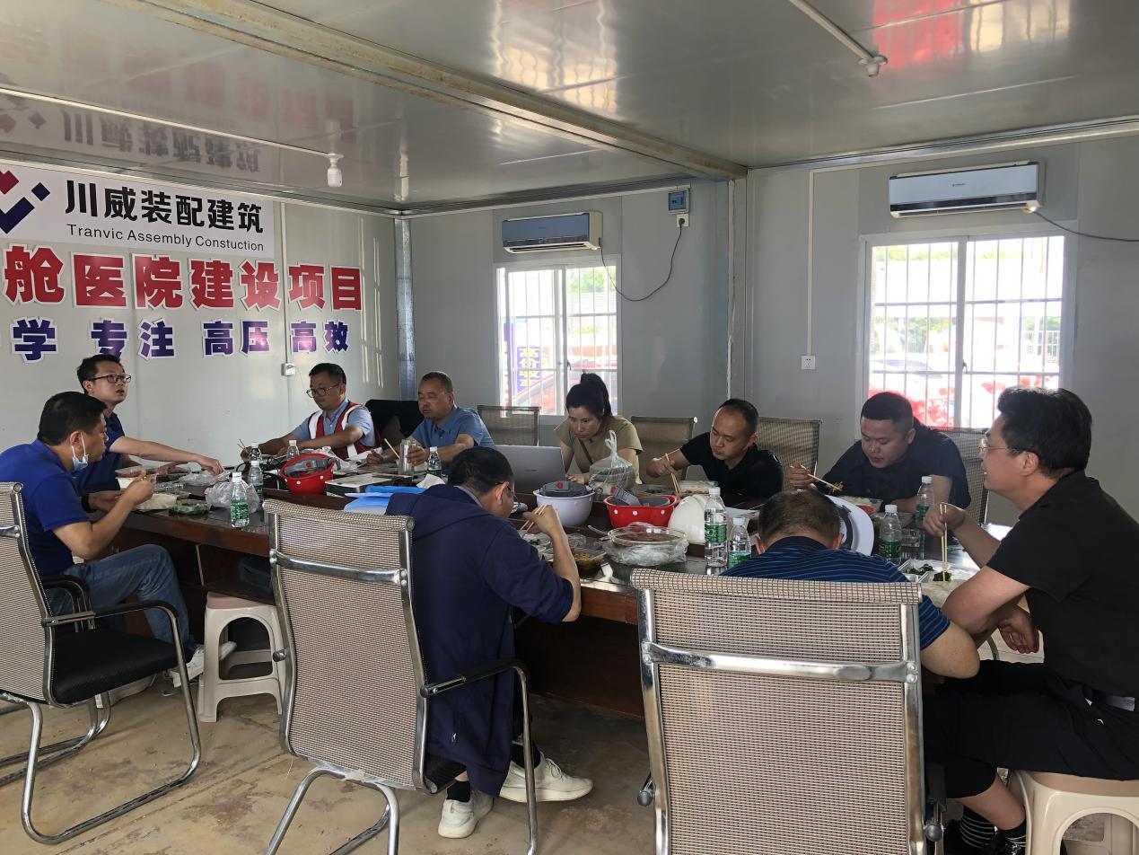 內(nèi)江市委常委蔣學(xué)東到集團(tuán)承建的隆昌方艙醫(yī)院項目 調(diào)研檢查工作(圖5) 內(nèi)江市委常委蔣學(xué)東到集團(tuán)承建的隆昌方艙醫(yī)院項目 調(diào)研檢查工作(圖5)