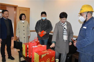 市總工會(huì)領(lǐng)導(dǎo)到川威慰問(wèn)困難員工暨勞模代表