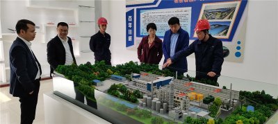 大連博融新材料公司、融科儲能公司蒞臨川威集團(tuán)共同探討釩電池產(chǎn)業(yè)合作